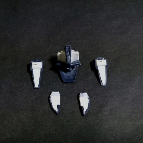 ブリッツガンダムの脚部が終わり胴体加工になります。まずは腰下から、各部丁寧に切り離して、プラ材で内部フレームを製作、フロントとサイドアーマー裏側をプラ板で補強してアルミ線で接続しました！（2枚目）