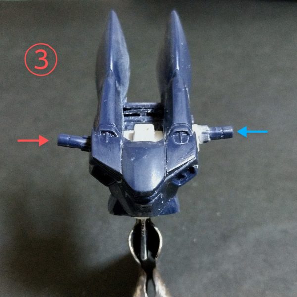 ブリッツガンダム胴体加工の続きで、上半身になります。①内部に積層プラ板で埋めてアルミ線を取付け、前回のザクウォーリアと同じ円形の関節を付けます。②青矢印の腕の付け根を切り取って新たに関節ユニットと軸受を取付けしました。③赤の矢印の元位置と青の矢印の加工後の取付け位置の違い。④腕を取付けての違いの確認！（3枚目）