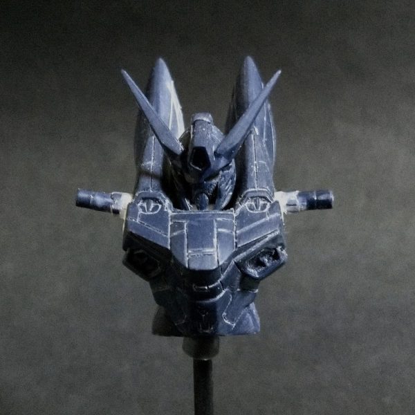 今回は頭部の加工になります。①元々頭部の出来は良いので黄色の矢印のように軽く削って少し小顔化して、紫の矢印のキットの首のボールジョイントにアルミ線を付けて可動化に。②緑の矢印のところは首の付け根部を切り取って少し下げた位置にプラ板で床を作り、首のパーツをプラ板で作りました。それでメイン画像のように顎が引けるようになり良い感じに🤣（1枚目）