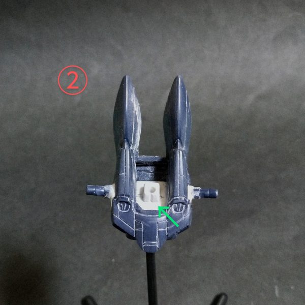 今回は頭部の加工になります。①元々頭部の出来は良いので黄色の矢印のように軽く削って少し小顔化して、紫の矢印のキットの首のボールジョイントにアルミ線を付けて可動化に。②緑の矢印のところは首の付け根部を切り取って少し下げた位置にプラ板で床を作り、首のパーツをプラ板で作りました。それでメイン画像のように顎が引けるようになり良い感じに🤣（3枚目）