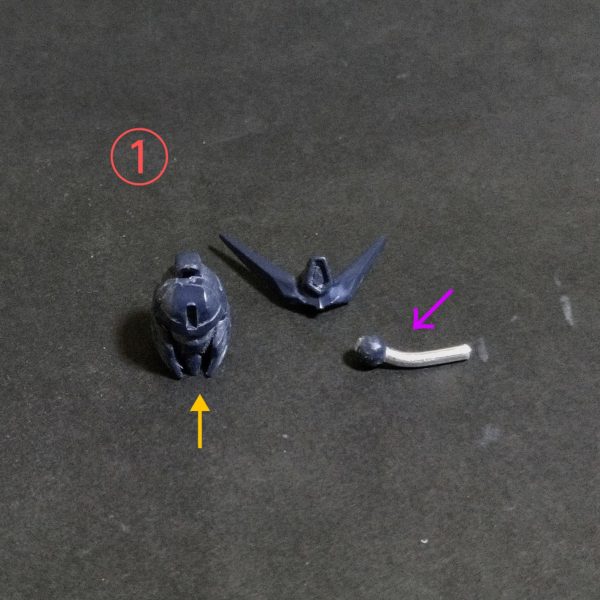 今回は頭部の加工になります。①元々頭部の出来は良いので黄色の矢印のように軽く削って少し小顔化して、紫の矢印のキットの首のボールジョイントにアルミ線を付けて可動化に。②緑の矢印のところは首の付け根部を切り取って少し下げた位置にプラ板で床を作り、首のパーツをプラ板で作りました。それでメイン画像のように顎が引けるようになり良い感じに🤣（2枚目）