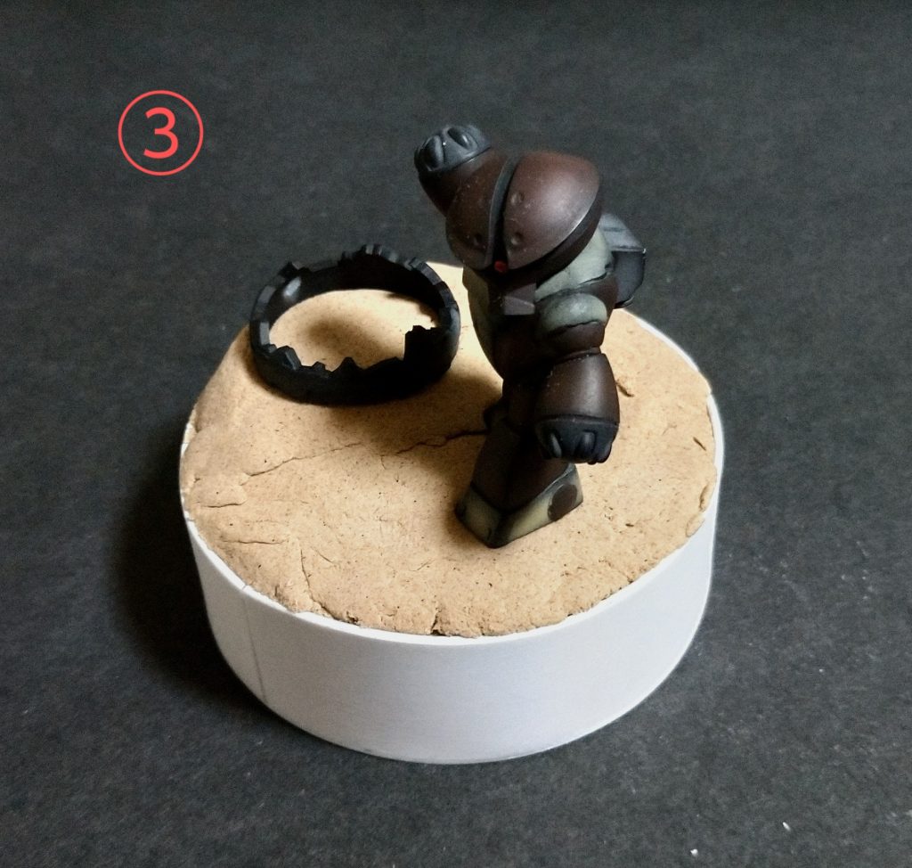 台座に粘土を詰めてアッガイを仮設置して配置を確認。