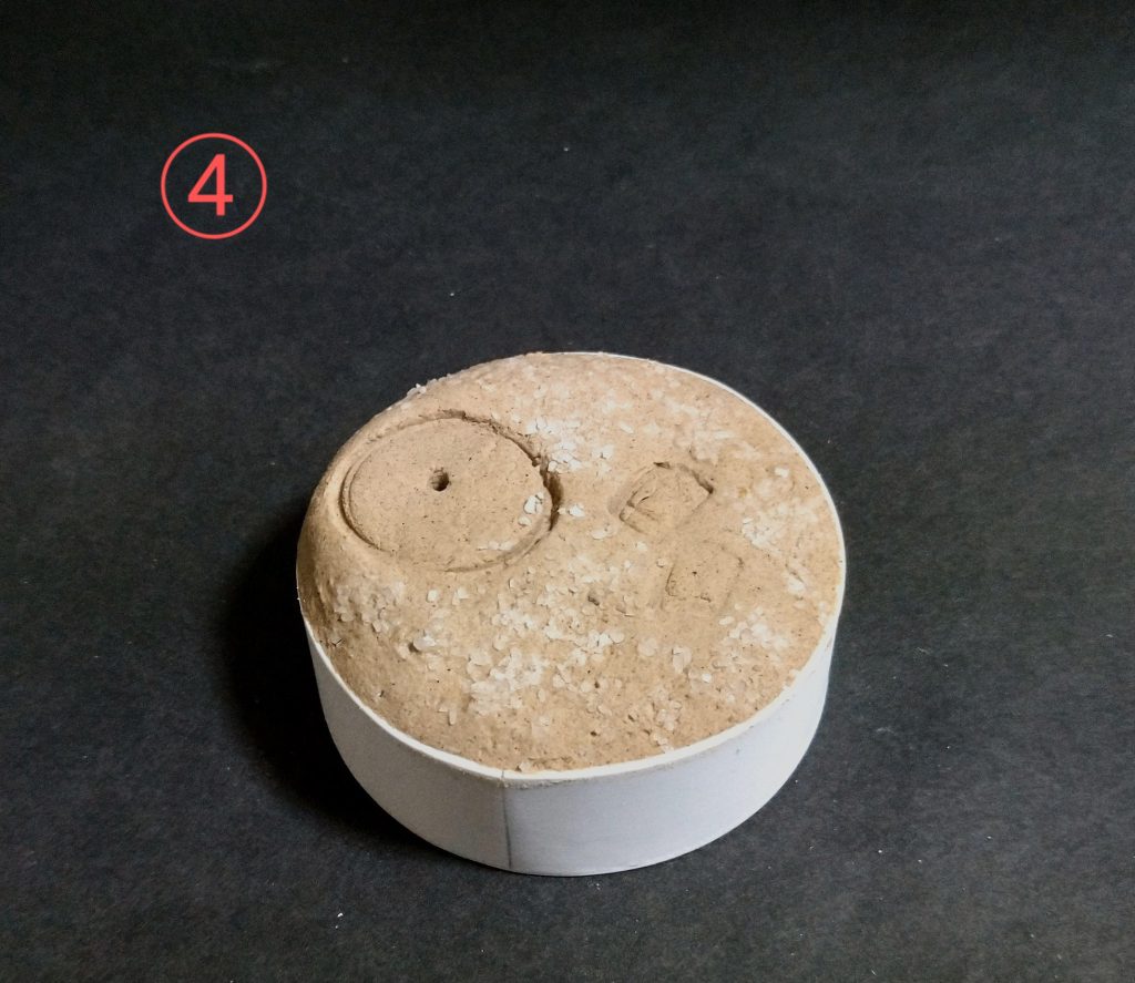 次に鉄道模型用のシーナリーブラスターを入れて、ゴツゴツした地面風に。