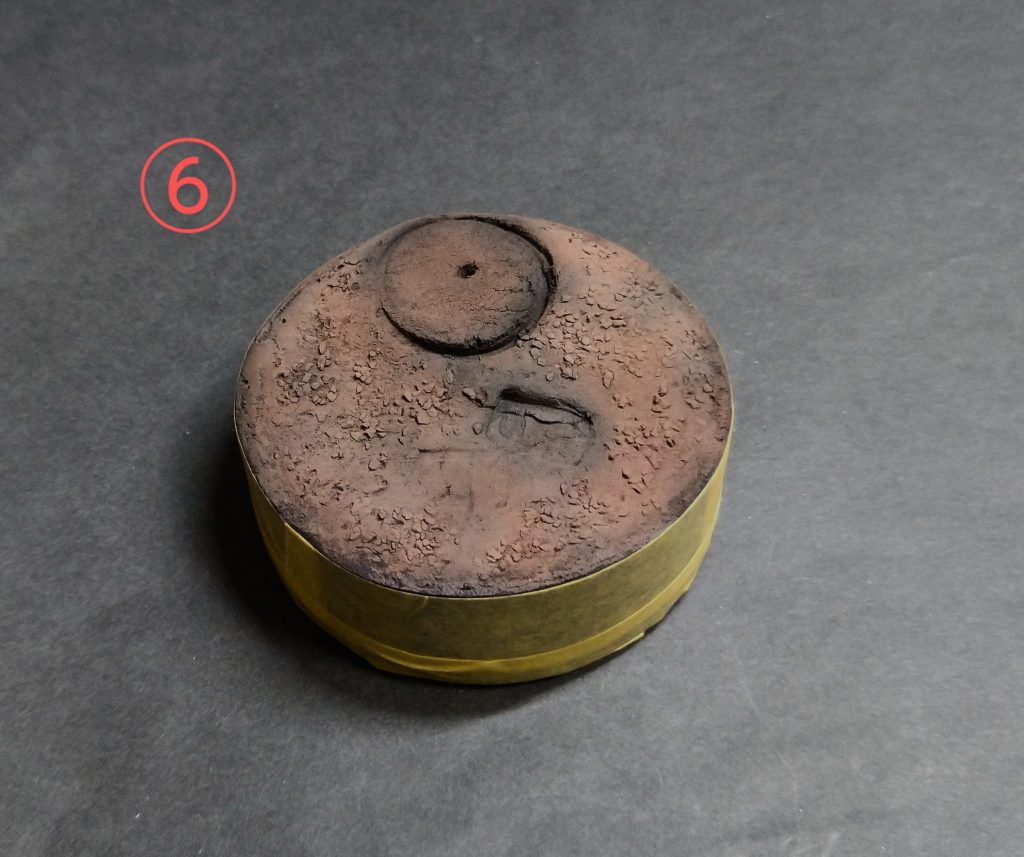 台座の分をマスキングしてまずは、ハルレッドからレッドブラウンでアクセント塗装します。