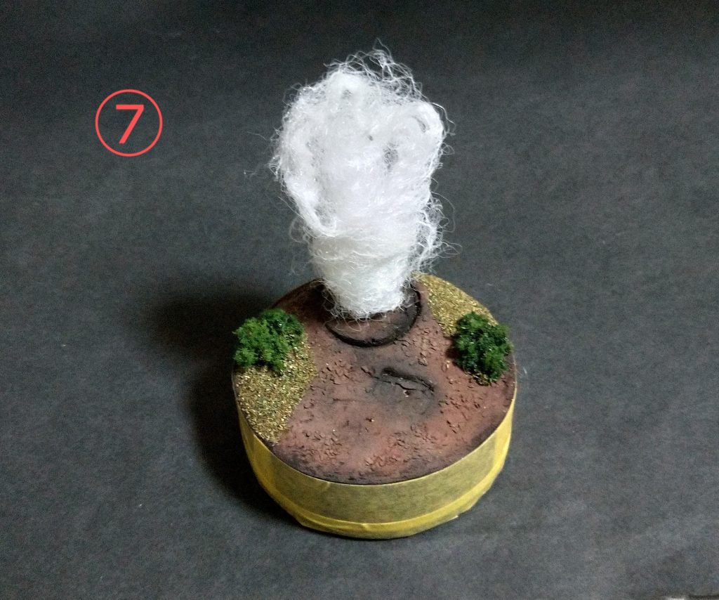 草になるパウダーとスポンジで雑木を再現。破壊されたトーチカの煙を爪楊枝を軸にして綿を巻いたので再現。