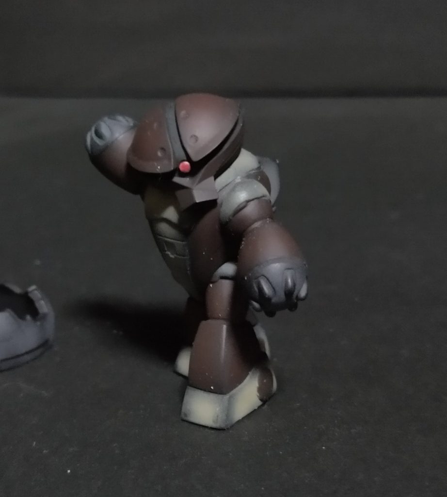 先日投稿したゾックと同様軽く表面処理して、黒サフからのMAX風塗装で仕上げました🤣