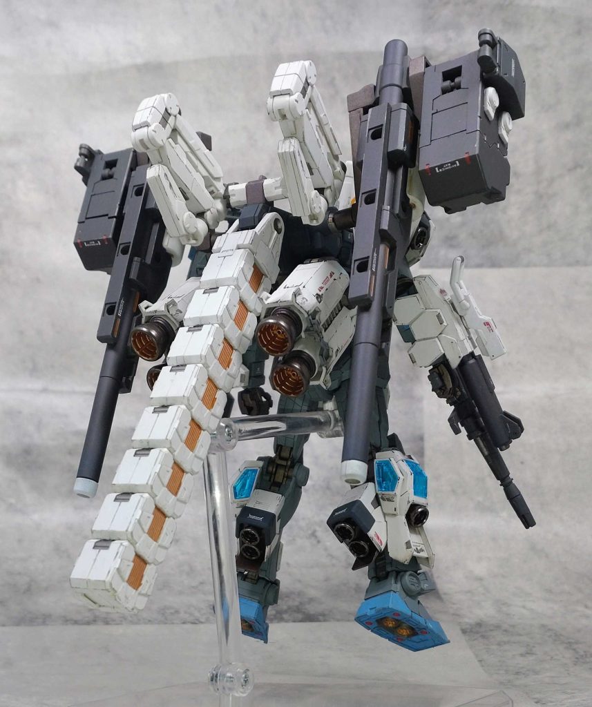 バーニアがいっぱいでかっこいい背面。各所のバーニアは艶ありのままにしてます。クリアパーツも上手く活かせたかな?