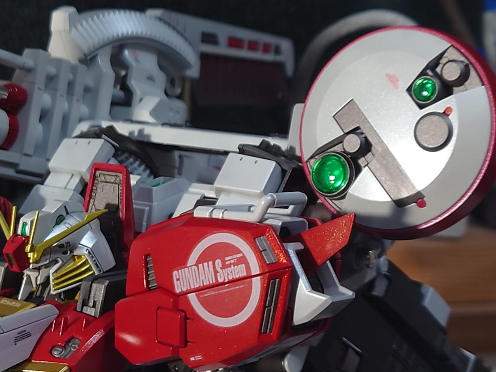 基本配色は設定通りですが、白にパールホワイト、赤はメタルレッドにクリアオレンジといった具合に仕上げてみました。その他のパーツもメタリック系塗料を多めにしてます。どことなくリッチなふいんき。