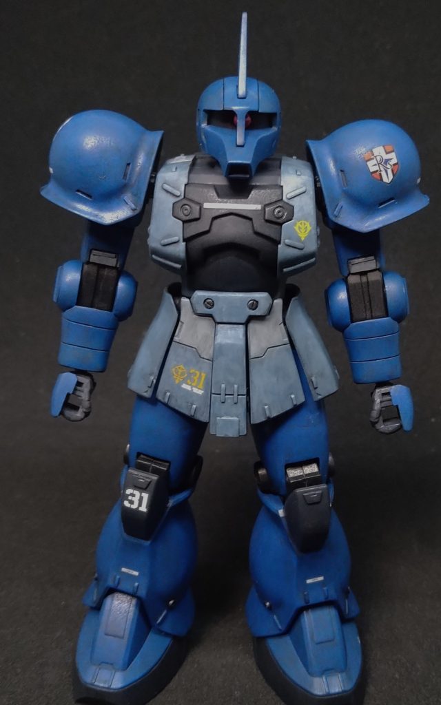 正面からカラーリングは、ランバ・ラル専用ザクを参考に水性ホビーカラーを重ね塗りで仕上げましたまたプラ材やスジ彫でディテールを追加してあります