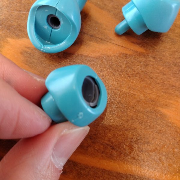 古いキットの弊害…特に色の薄いPCって割れやすい気がする。股間、大腿部全て割れました。一旦全部バラして関節新造？ちょっとやる気失せてきた😩😩😩😩😩😩😩