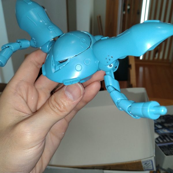 腕の自然なカーブ、いい感じです。なんか肩アーマーの位置を上げたら急にHGUCみたいなプロポーションになりました。モノアイ可動化。肩アーマーも可動化。可動軸が丸見えな節はありますが、グリグリ動かせて楽しいのでヨシとします👍️脚は…………今日はここまでかな……（1枚目）