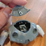 もとの接続軸をガイドに残し、分割面に磁石を設置しました。合わせ目が消せない弊害は[…]