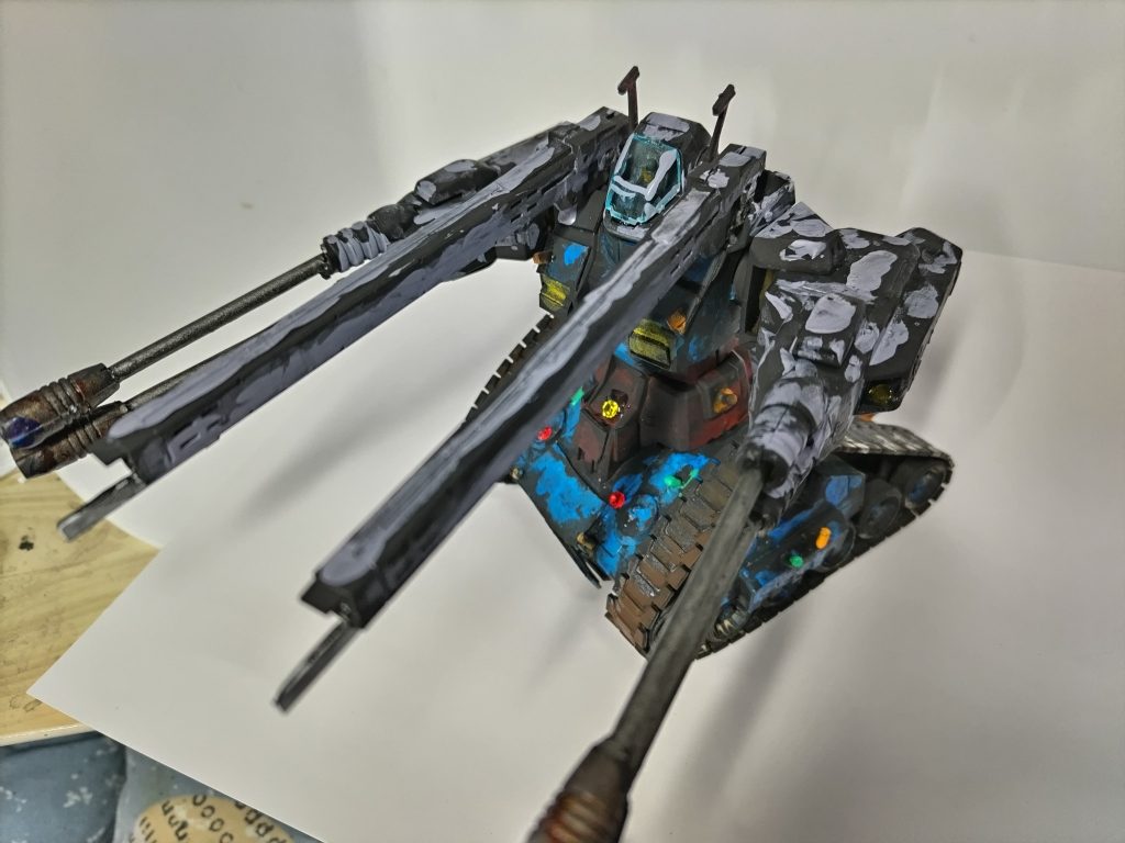 両腕は155mm連装速射砲に、主砲はレールガンに、それぞれ換装されています。オレンジ色のは対人兵装のSマイン、グリーンはスモークです。ガンダムに時限爆弾を仕掛けられてから、アムロがハヤトの心配をしてガンタンクにもつけてくれました(勝手に