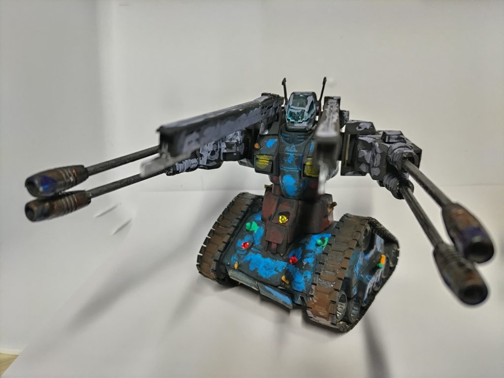 両腕はマクロスの1/72ディフェンダー(旧キット)主砲は30MMカスタマイズウエポンズのガトリングユニットです。
