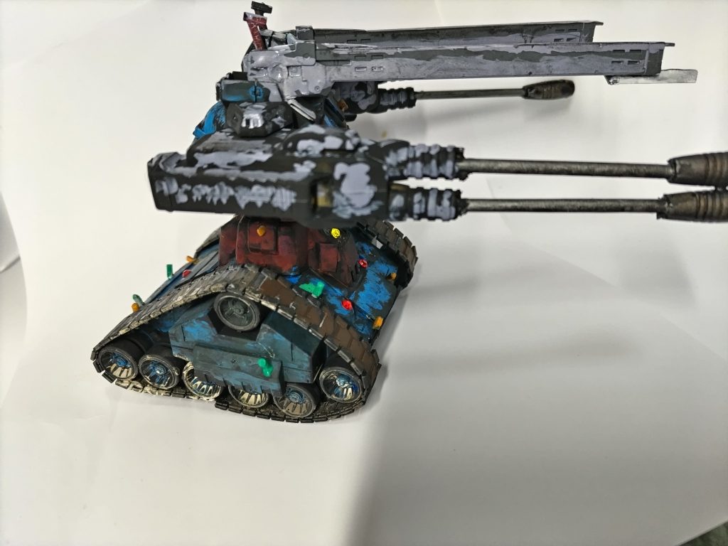 エコプラだったので、黒立ち上げって奴をやってみたかったのですが、筆塗りでは無理でした。エッジを残して塗ったのが、変な迷彩みたいになってますが。