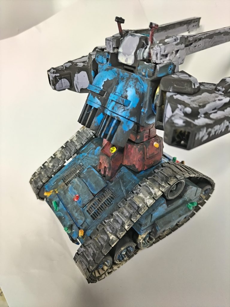 ボディは、Bパーツを中央で切断して10mm拡幅しています。