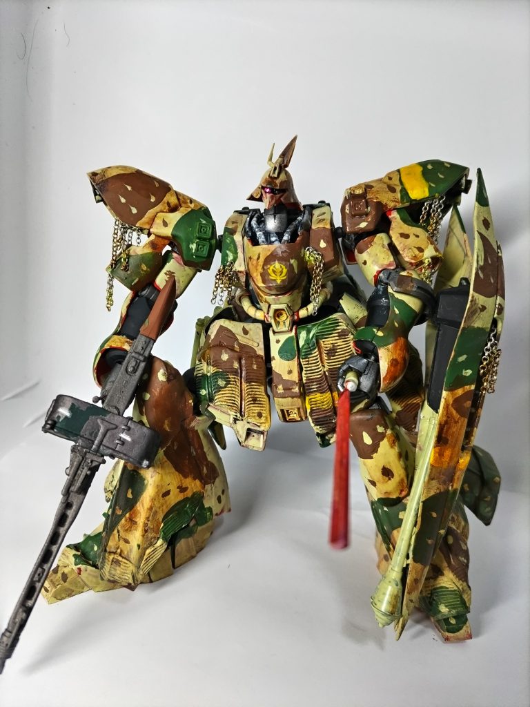 MG42はストライクウィッチーズのフィギュアから、銃剣はアンデルセン神父のガレージキットのあまりから、パンツァーファウストはプラモ今日知ろうさんのもの（大きい方）を入手。命名：陸戦型サザビー「黄色い悪魔」市川少佐搭乗機（インスパイア　フロム　佐藤大輔「パシフィックストーム」外伝）