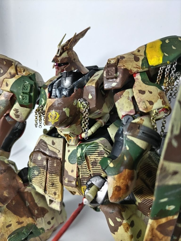 旧ドイツ軍風の光と影迷彩「のつもり」です。こんな感じだっただろうか？使用色はXHUG-06デミ・トレーナー（チュチュ専用機）イエローXF-64　レッドブラウンXF-26　ディープグリーンです。ここに、ツィメリットコーティングをした部分を中心にMr.ウェザリングカラーのマルチブラックでウォッシング、その後、各所を同ステインブラウンでウォッシング。あと、足下をサンディウォッシュだったかな。