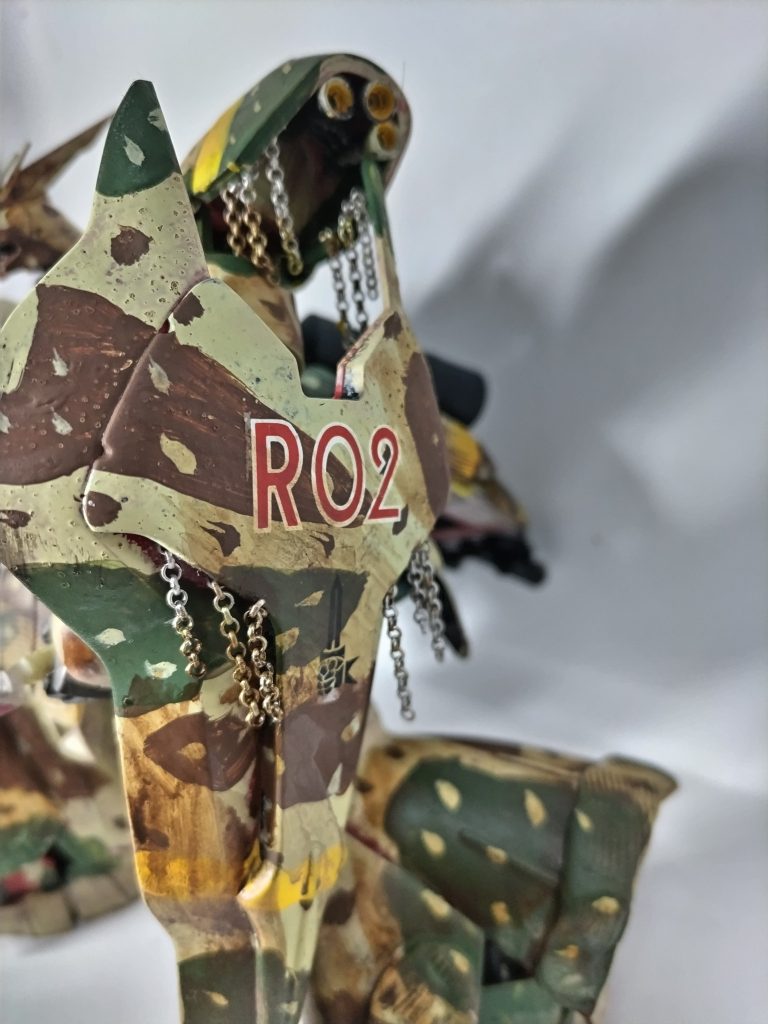 チェーンカーテンです。1/144だとオーバースケールだろうけど、やってみたかった。（モビルスーツとか、モビルワーカーがある世界なら、人の頭くらいの大きさのチェーンもあるだろう）ただし、百均で買ってきた手芸用チェーンを切り刻むのは修行でした。