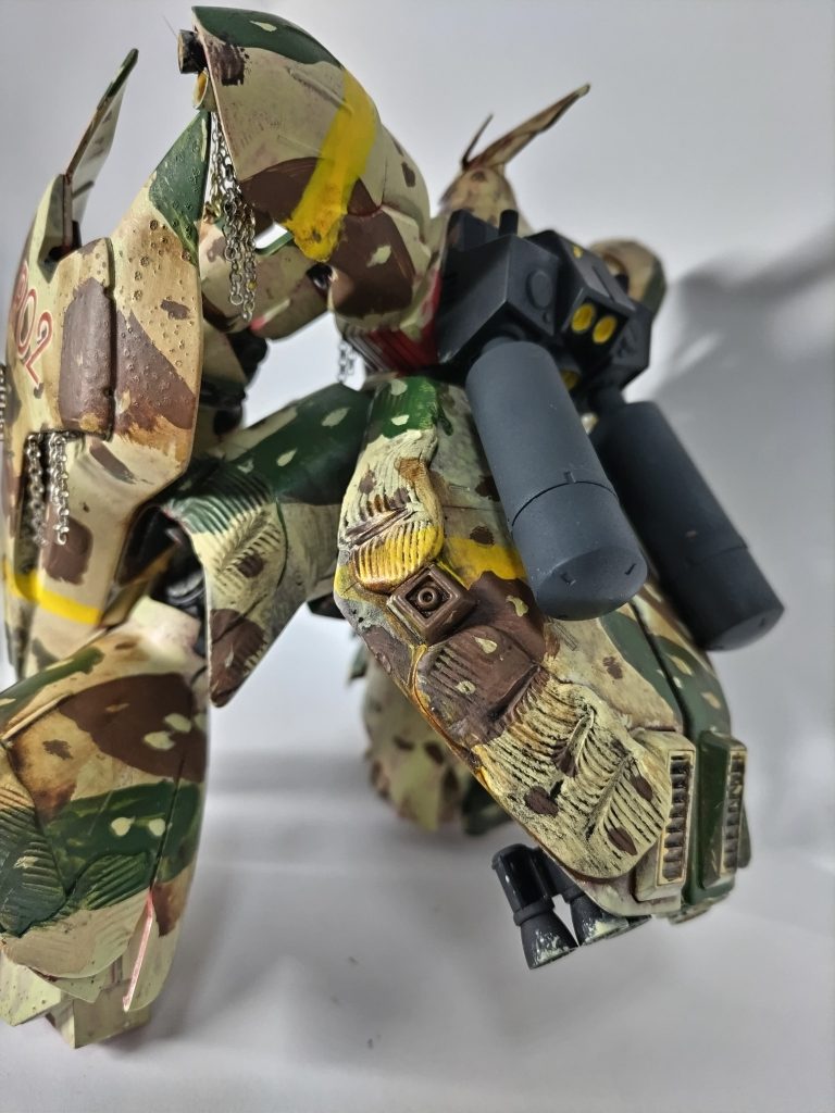 今回初めてスポンジ塗装を導入してみましたが、下塗りのイエローだけで、細かいところは結局従来の筆塗りで仕上げています。