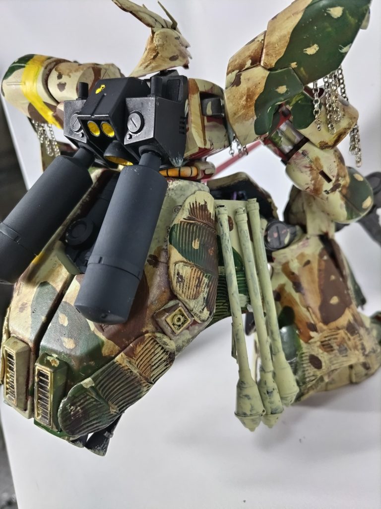 成形色／下塗りの赤が所々透けてたり残ってたりしてますが、「赤はプライマー」と解釈してください。（＾＾；急遽地上に降ろすことになったので、地上用の塗装が甘いということで。