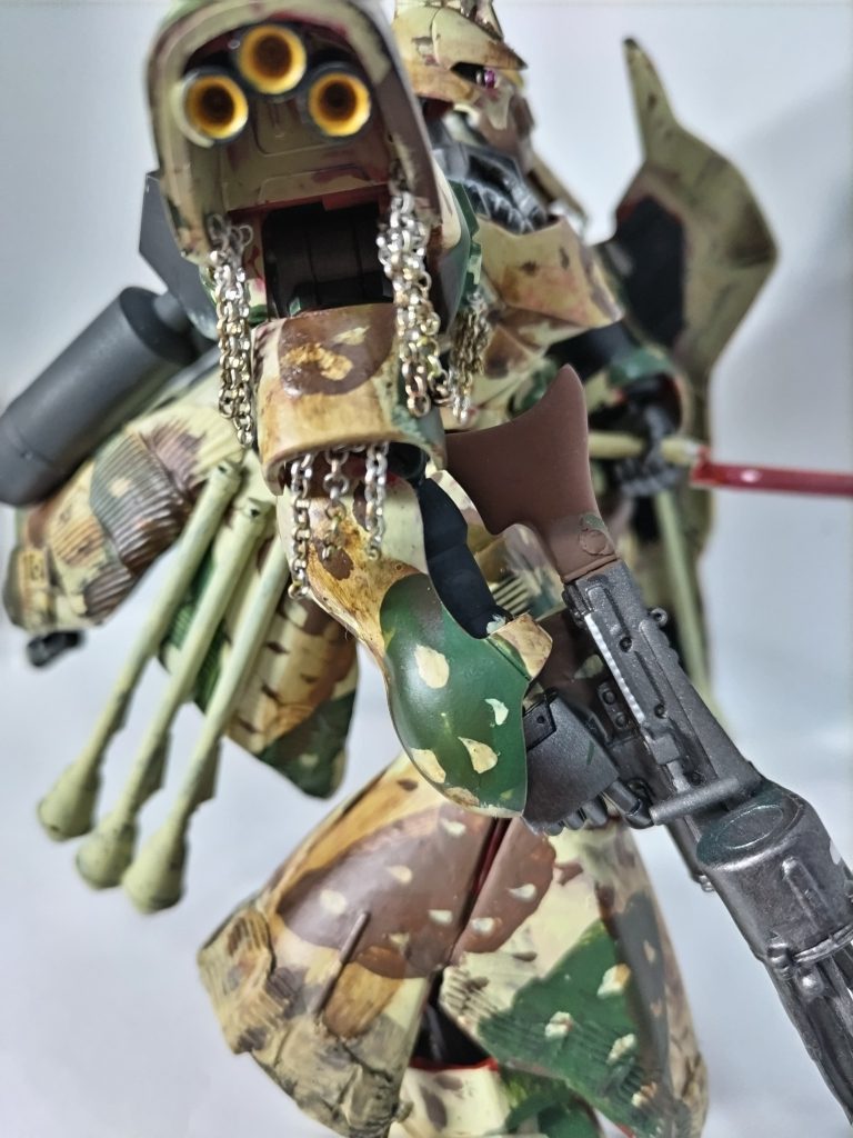 すねの装甲は、MGの足の甲より。膝はパテで大型化。足首と右膝に板鉛を重りとして仕込んでいます。（左膝は忘れた）