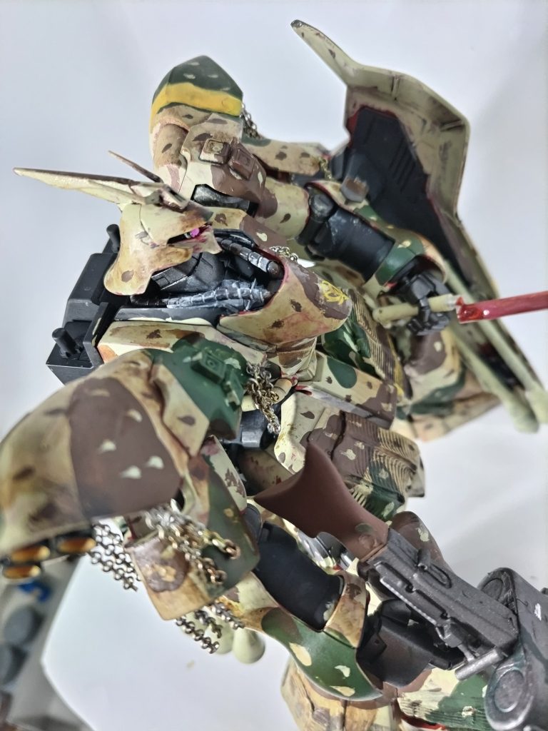 モノアイには、携帯のアクセサリー屋で買ったジュエルを。