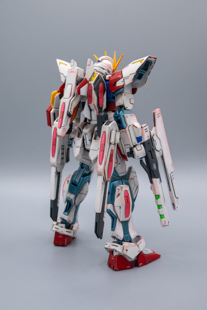 間接はRGシステム発動中をイメージしてメタリック塗装、クリアパーツの裏はシルバーで塗装しています。