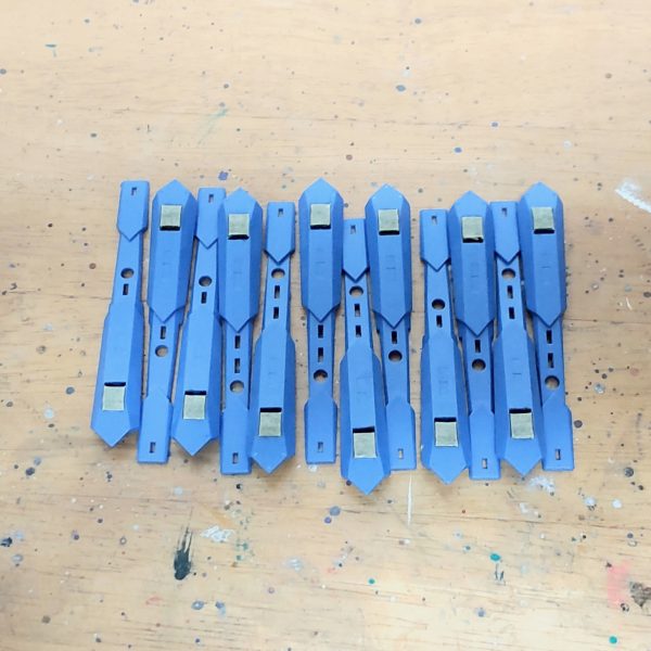 缶スプレーの残りの関係から面積の大きいファンネルからやります😄。装甲は、パーツが細かく分割されているので筆塗りでもなんとかなりそう🤔。Hi-νのファンネル、νと違って基部にディテールがあります🧐。再チャージ用の機械なのか❓️と考えながらとりあえず塗ります😄。その他のパーツも塗ります、マスキングもします、12枚‼️。週末にでもとりあえずファンネルを塗装できてら良いなぁ～😁。（3枚目）