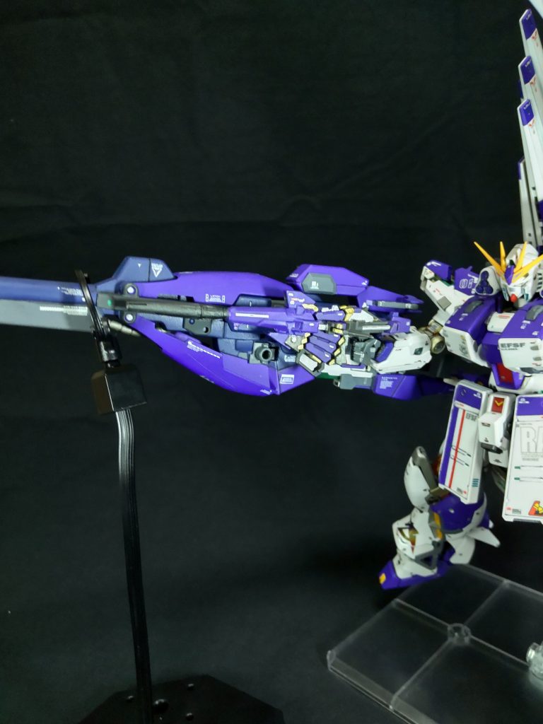 こんな感じ😄。重すぎて構えられません、台座必須です。