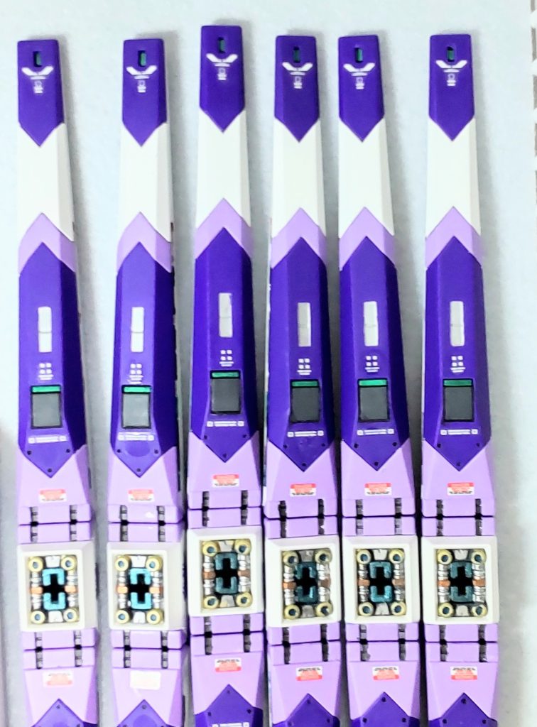 写真は現在作業中のファンネル貼る場所については、1番上の白デカールはビーム発射口、メタルグリーン箇所のデカールはサイコフレームの表示、グレー箇所のデカールはメンテナンスハッチの表示、下の赤いデカールは噴射口付近で注意、みたいに貼る(表示する)意味を考えてやれば良いかと思います。最後に作業順ですが、塗装しても成形色のままでトップコートは必ず吹きます(表面をフラットにします、光沢の方が良いが私はつや消し)、そして貼る際は必ずマークセッターを使用(密着性を高める)、少し乾燥させ水分が抜けたぐらいでマークソフターを塗布してふき取り(デカールをさらに表面に馴染ませます)水分がある状態でマークソフターを塗ると柔らかくなりすぎて変形や破れにつながりますので注意、乾燥後にトップコートで保護、こんな感じで作業してます。これで剥がれやシルバリングはかなり防げると思います。トップコートで表面をフラットに→マックセッターを塗布して密着力を上げる→マークソフターで表面に馴染ませる→トップコートで保護こんな感じですね😁、光沢ならトップコート後に研ぎ出しとか必要かもそれませんが、私は安定のつや消し仕上げですのでそこまで気にしてません。私のデカールの貼り方や考え方は、もしかしたら独特のモノかもしれません。貼る箇所、貼る枚数、貼る向きも、自由で正直自分が良いと思ったのが正解かと思います。人によっては、私の作品は貼り過ぎててうるさいと思われてる方もいらっしゃると思いますが、少しでも共感してくださる方がいらっしゃって、その方の参考になれば幸いです。誤字脱字がありましたら申し訳ございません。最後まで見て頂きありがとうございました😊。これからも、どうぞ宜しくお願いいたします。リレー順は下記でごさいます。「バレーボールおじさん」さんを先頭に、「ニャア軍曹」さん→「さーしースー」さん→「ヨッチャKID」さん→「ASUR」さん→「meg-ocero」さん→「さめ」さん→「ミズカともかさ」さん→「Sont@」さん→「MSV-K」さん→「mototti」さん→「ろぶやん」さん→「ape100」さん→「TOMSIM」さん→「おやプラ」さん→「SC30」でございます。