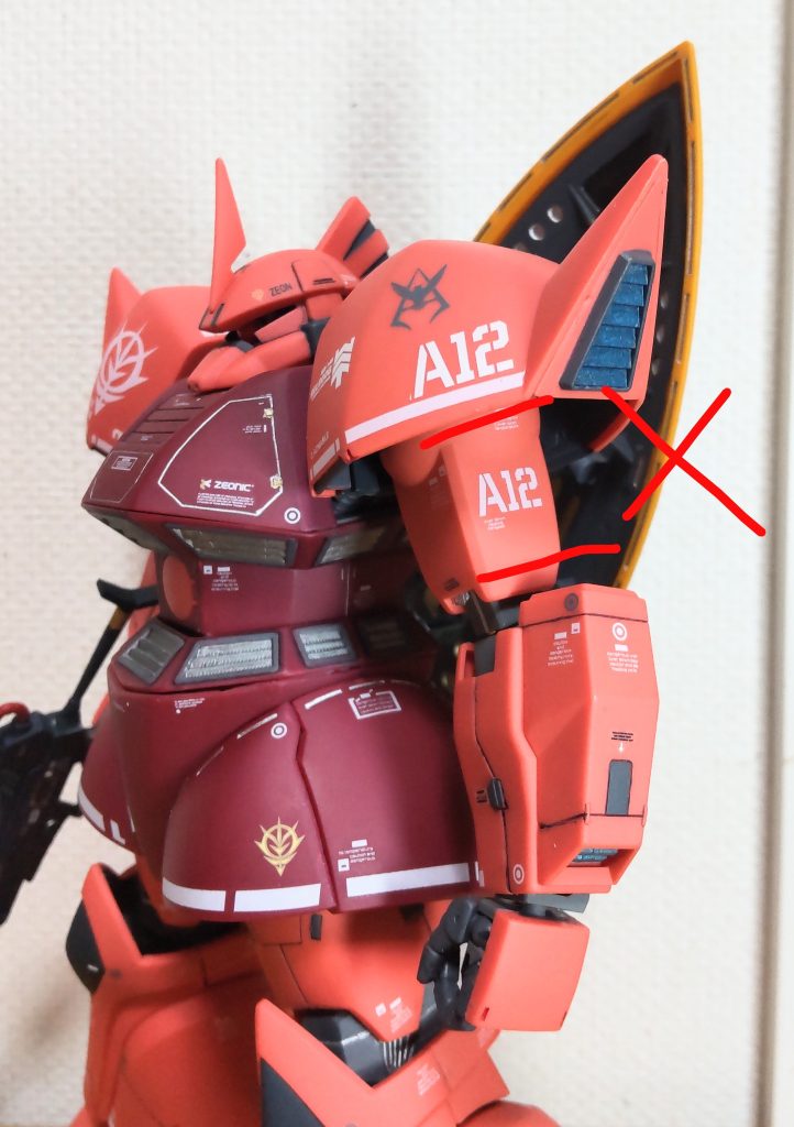 あと少し失敗例として、同じエンブレムやマーキングは、近くに配置しない方が良いです😓。写真の「A12」肩と腕に貼ったんですが、並んでいてくうるさく見えませんか?ですので同じエンブレムやマーキングを貼る場合は、見える面には基本1ヶ所が良いかと思います。