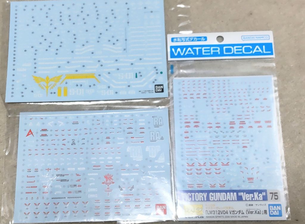 使用するデカールですが、1/100ならVer.ka系がどの機体にも合わせやすいです。エンブレムは別として、他の小さいマーキングデカールやラインデカールの汎用性が高いです。