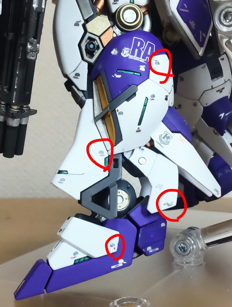 写真の赤○の箇所の角に○や□のポイントがあるデカール、良くありますよね。この角の○や□をディテールのエッジ部分やパネルラインの角に合わせてやると貼るポイントがわかりやすくてバランスも取りやすいので良いかと思います。さらに先ほど紹介させて頂いた基準を決めてラインを揃えるを意識するとさらに良い感じになるのではないかと思います。