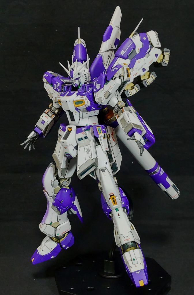 装備なし本体がνガンダムなので、Hi-νとは違う細身のシルエット、旧MGぽいですがファンネルコンテナが大きく独特なシルエットになりました😄。Hi-νってカラーリングに正解がないので、それらしく配色してやるだけでそれなりに見えますね😁。紺(青)のパーツをパープルに変更、大きいパーツは缶スプレー、小さいパーツは筆塗り。白のパーツの一部を缶スプレー塗装、一部は成形色でHi-νぽいカラーリングで仕上げています、全塗装ではないです😄。パープルの缶スプレーまだ残ってる😄。Hi-νガンダムをνガンダムカラーへの変更は、結構されてるんですがνガンダムをHi-νガンダムカラーへ変更って珍しいと思います。参考にとネットで探しても出てこなかった🤔。
