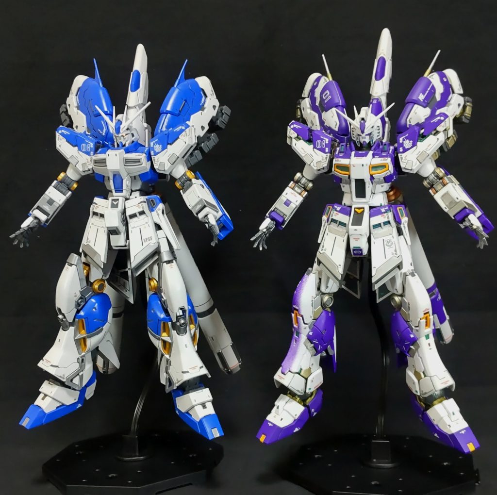 折角Hi-νもあるので並べて撮影してみました、スタイルの違いが良く分かるかと。ファンネルコンテナの一部を白に変更したんですがマスキングがめちゃくちゃ大変でした😁。