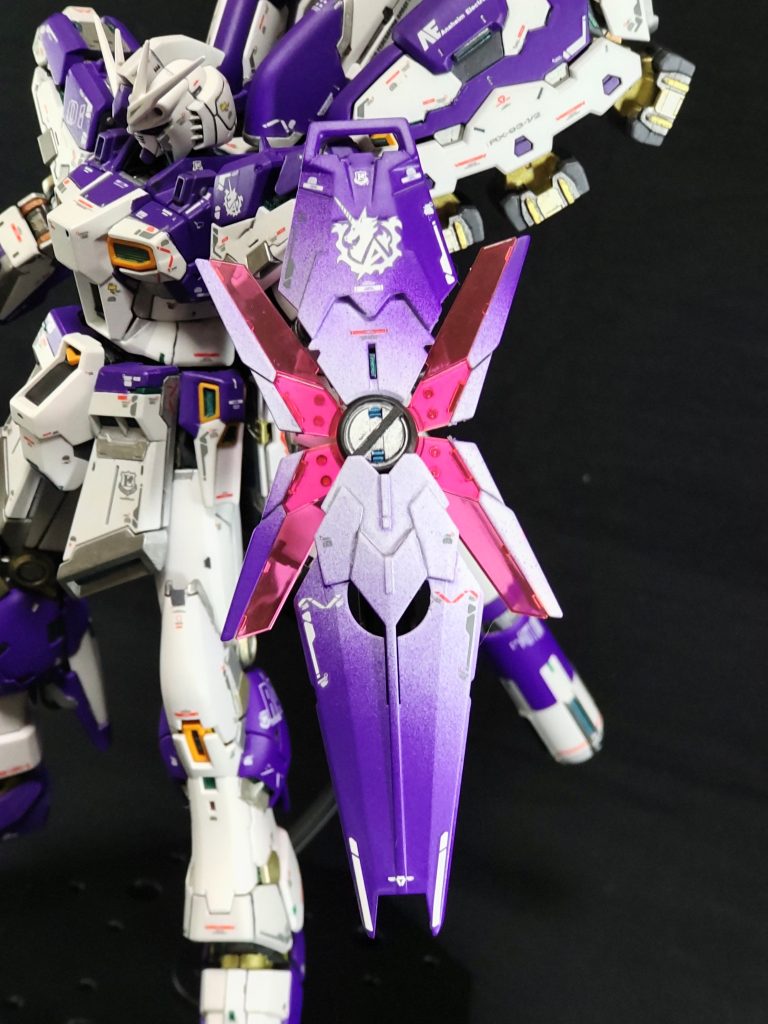 右脚をグラデーションにした(グラデーションになった)ので、シールドも実験をかねてリベンジ、やっぱりビミョー😓。パープル吹きすぎて、白を吹き直して、またパープルを吹く。思うようにはいかないですね😅。