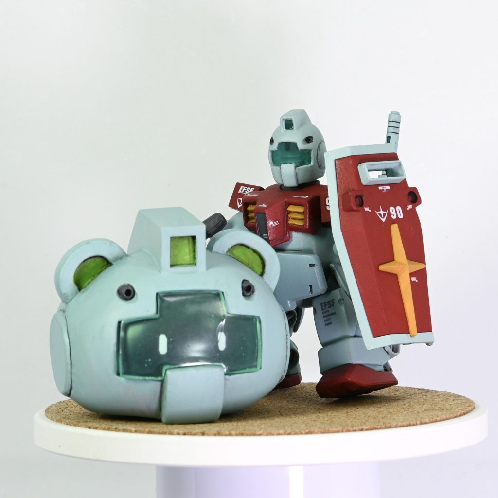 頭をパージすると中からジムの顔が出てきます。