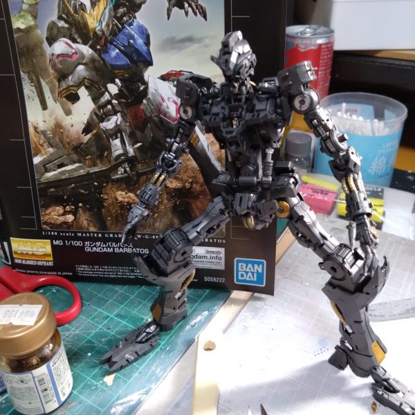 次の作品どうしようかと考えて過去に出勤途中で当たった一番くじのバルバトスにしようかと思い制作はじめました。少々筆塗りしながらフレームから組んでみてます。一番くじのものなので所々クリアパーツになってますが塗装しちゃいました。ガンダムというより獣っぽいですね。  （1枚目）