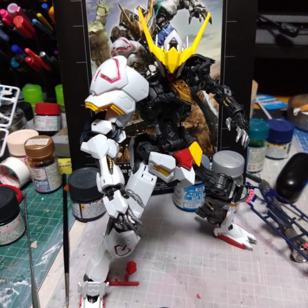 バルバトスの続きです。フレームは少々筆塗りしながら組み立てました。一番くじのプラモデルの為所々クリアパーツになってましたが先に塗装しておき乾燥後装甲を少しずつ組んでます。組みながら今後の方向性を考えてますがまだ決定してません。🤔（1枚目）