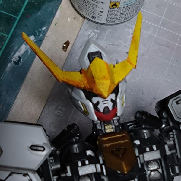 バルバトスですが塗装するのが楽しくてアンテナをドライブラシの要領で軽く塗装しました。今後また色を追加していきます。そしてまたまた邪道かもしれませんが白い装甲パーツには成型色の上からスミ入れ部分にラッカー塗料の黒を希釈して適当に黒入れときました。乾燥後に装甲の塗装を水性塗料で重ねていく予定です。  （1枚目）