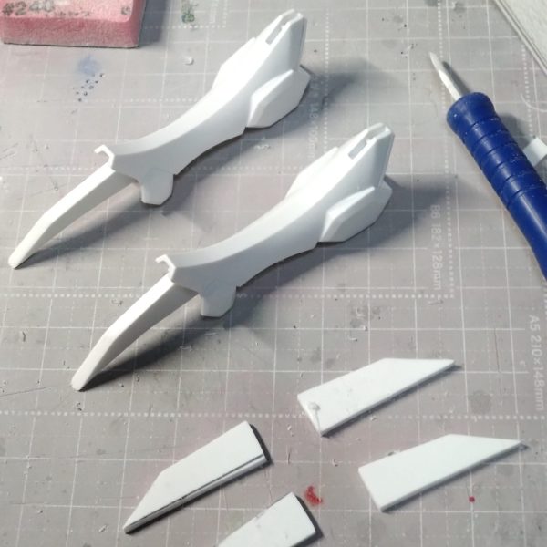MGバルバトスの続きですがルプスレクスじゃないキットなのでルプスレクスっぽさを出したくてジャンクのHG足パーツにプラ板で爪の様な物を制作してみました。