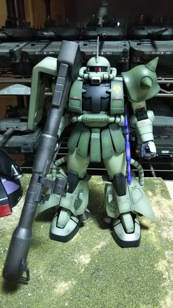 4機作られたR2型のうち1機はビーム兵器使用用に改造されましたって奴です、そのため胸部が大型化してます。次ゲルググに繋がる機体です。キットはプロショップ版高機動ザクア・バオア・クー防衛隊仕様付属の読本みながら胸をパテ盛りして作りました💦