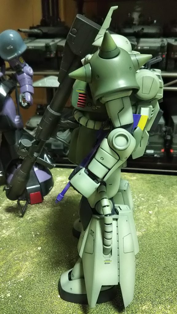 左側面、スパイクアーマは濃い緑💦