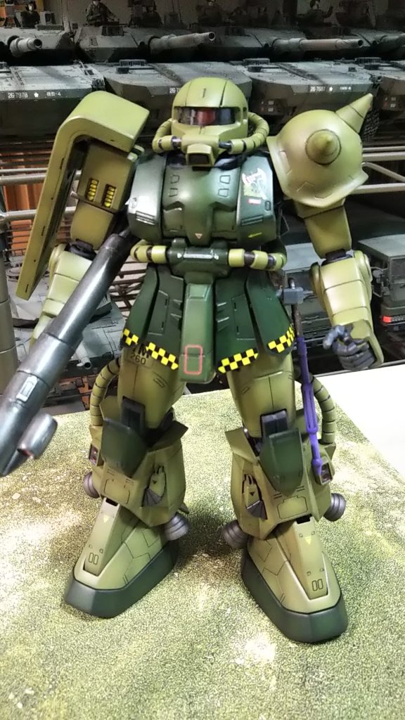 正面からキットは旧MG高機動型ザクⅡシン・マツナガ機の塗装をノーマルカラー?に変更して塗装したもので、デカールはver2.0の使用をそのまま無理やり貼っています💦