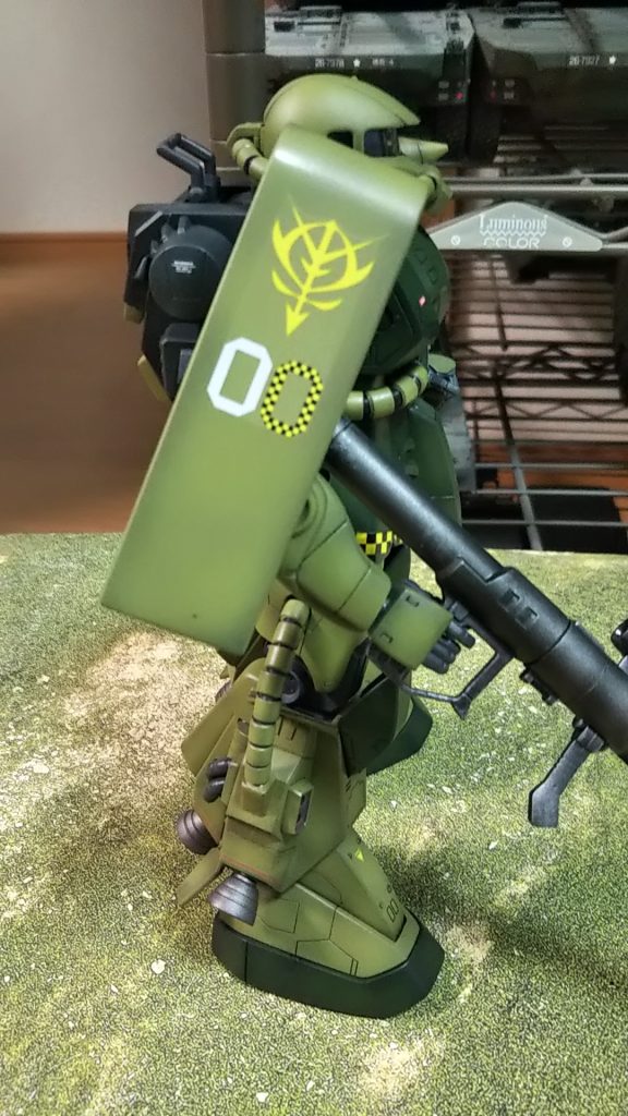 右側面とシールド