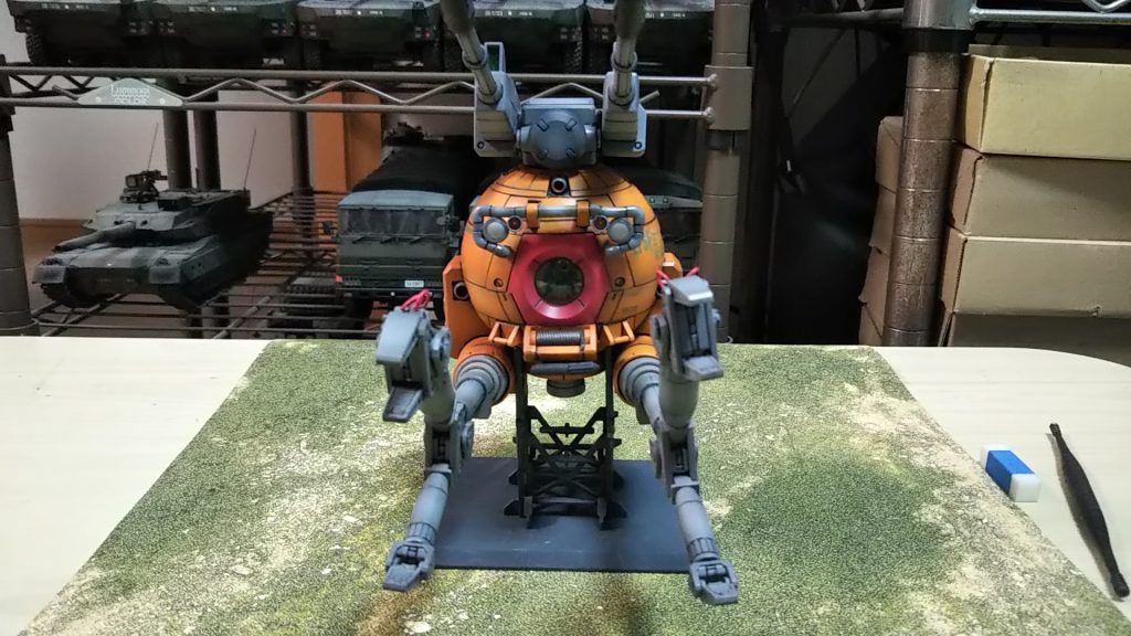 正面から💦いつもの要領で分解清掃補修の後、組み立ててから表面に明暗のグラデーションかけております。そのあと再分解しインナーを塗り直しております。