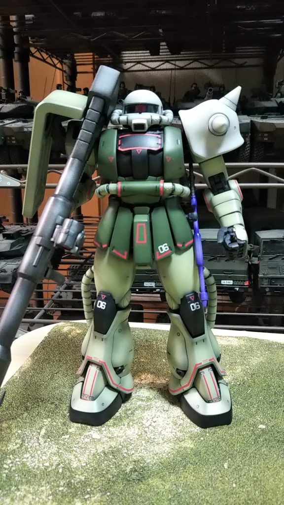 正面、デカールはMSV-Rの（シンマツナガ ザク F型 でググりました）イラストを参考にしたらまぁまぁガルマザクだったので流用しました06は黒い三連星（4人いた？）の06を流用💦してます