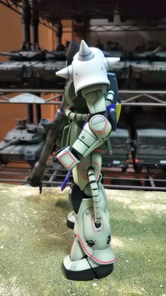 左側面スパイクアーマーは白い無地