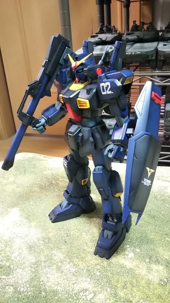 左斜め前💦色は市場に出回ってるティターンズカラーを使って、いつもの一つ覚えなグラデーション塗りしています。